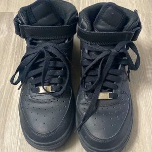 Nike: Women Air Force 1 in black size 5.5
